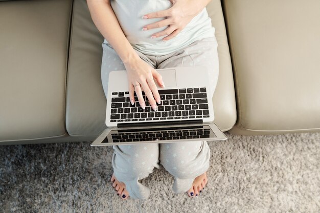 Mulher grávida com laptop