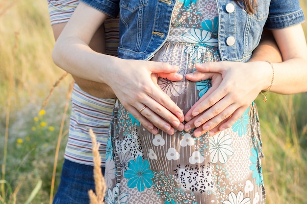 Mulher grávida, com, mãos, barriga