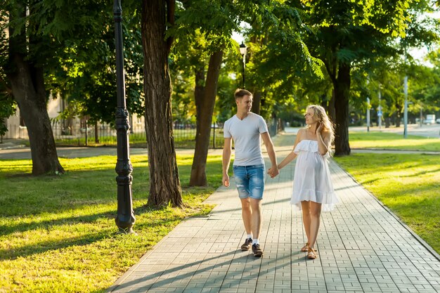 Mulher grávida com o marido caminhando em um parque