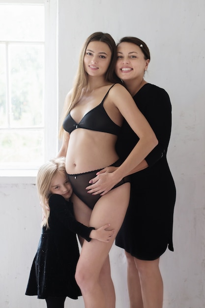 Foto mulher grávida com sua filha e mãe