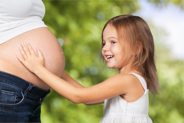 Mulher grávida com sua filha