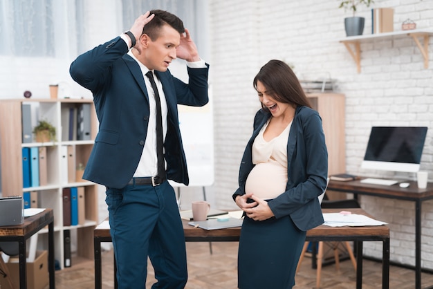 Mulher grávida, começando, nascimento, em, trabalho, escritório