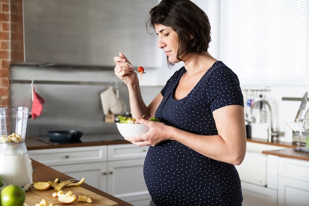 Foto mulher grávida, comer, alimento saudável