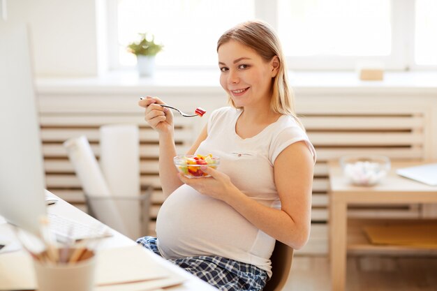 Foto mulher grávida, comer salada