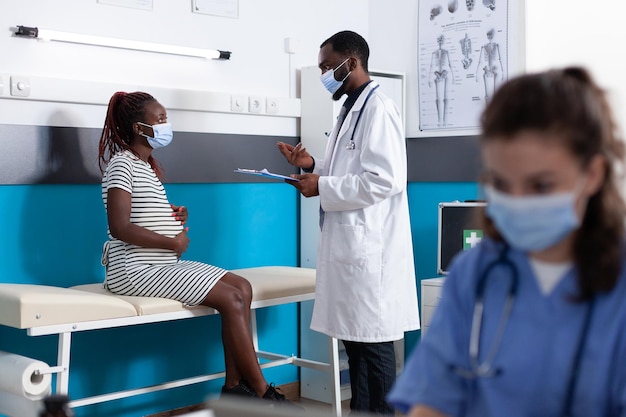 Mulher grávida conversando com o médico no checkup