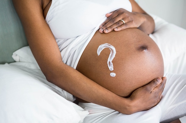 Mulher grávida, creme aplicando, ligado, dela, barriga, casa