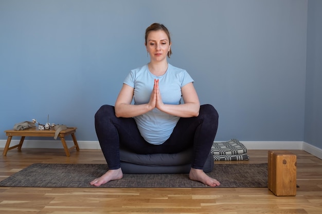Mulher grávida de ioga desfrutando da prática de ioga em casa.