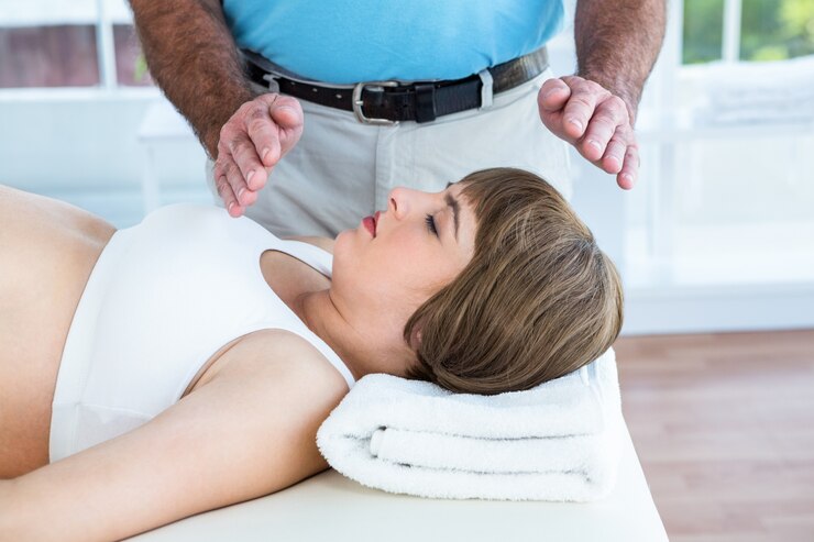 Foto mulher grávida descansando enquanto terapeuta masculino realizando reiki