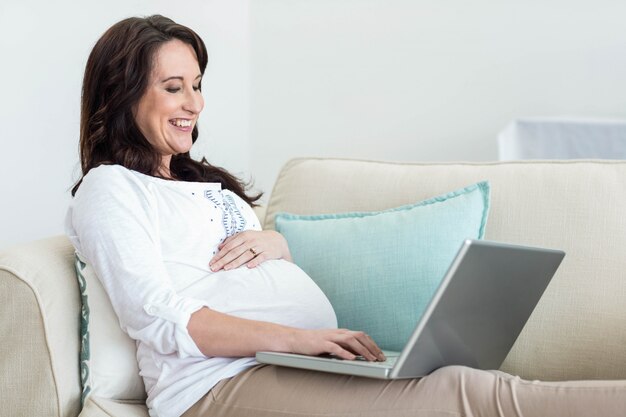 Mulher grávida, descansar, sofá, usando, dela, laptop