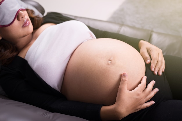 Mulher grávida, dormir, ligado, sofá