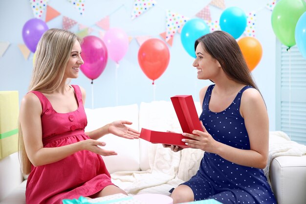 Mulher grávida e amiga na festa do chá de bebê