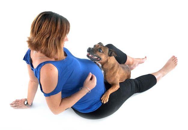 Mulher grávida e cachorro