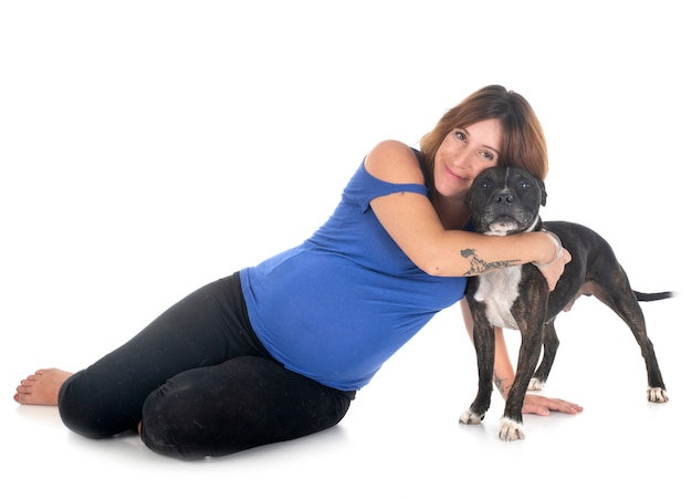 Mulher grávida e cachorro