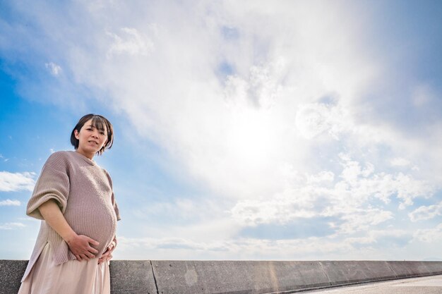 Mulher grávida e céu fantástico