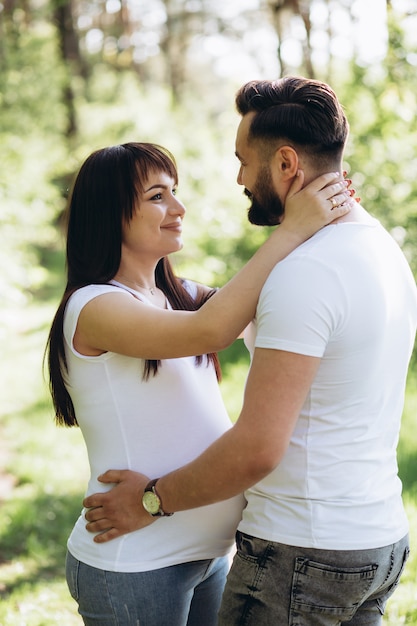 Mulher grávida, e, dela, beaeded, marido, abraçando, ligado, a, barriga, junto, em, natureza, ao ar livre