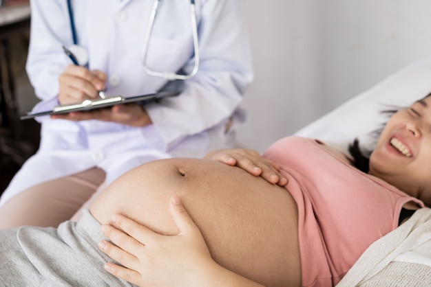 Foto mulher grávida, e, ginecologista, doutor, em, hospitalar