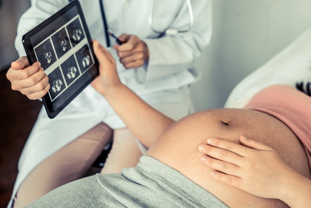 Foto mulher grávida, e, ginecologista, doutor, em, hospitalar