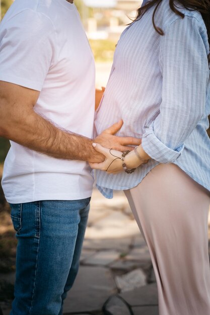 Foto mulher grávida e homem abraçados esperando um bebê sem rostos