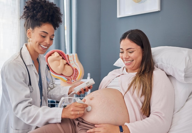 Foto mulher grávida e médico com monitor de freqüência cardíaca para suporte médico de saúde do bebê ou ginecologia hospitalar estômago de paciente de consulta de maternidade de gravidez e ginecologista com doppler fetal