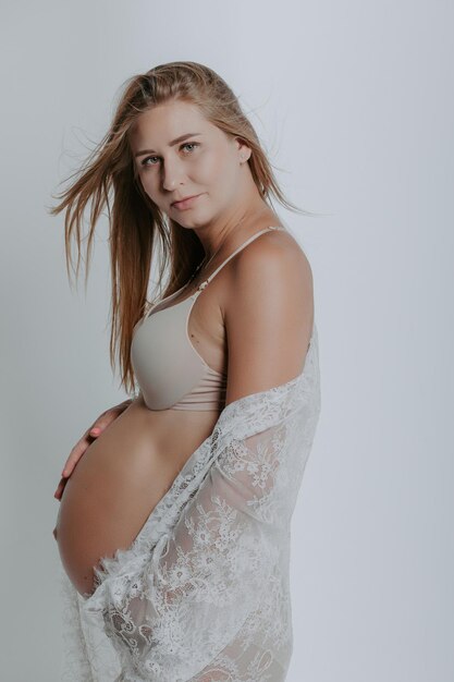 Mulher grávida em roupas íntimas. Foto de estúdio