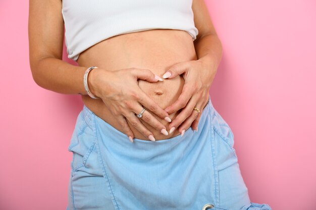 Mulher grávida esperando um filho acariciando sua barriga