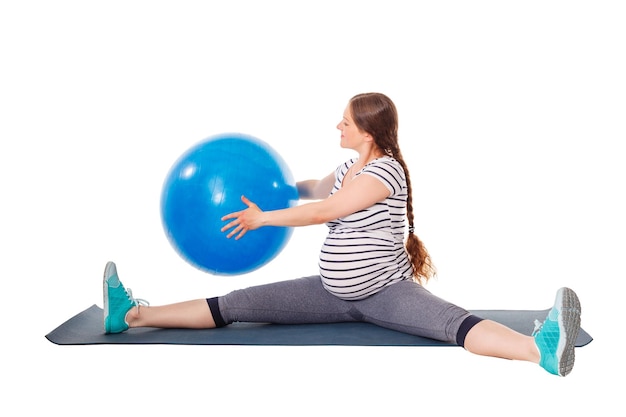 Mulher grávida fazendo exercícios com bola de exercício