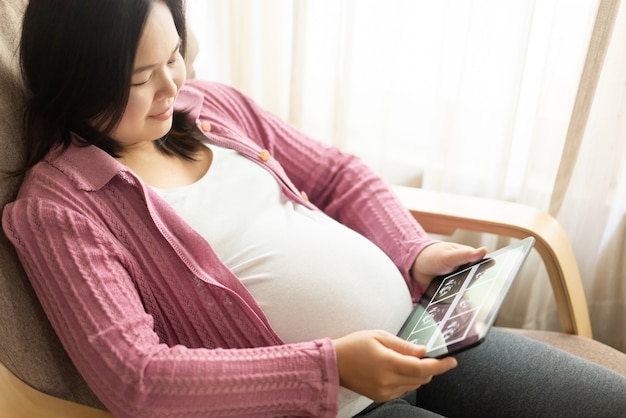 Mulher grávida feliz com bebê na barriga de grávida. Cuidado pré-natal materno e gravidez da mulher.