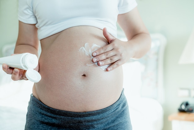 Mulher grávida feliz com bebê na barriga de grávida. Cuidado pré-natal materno e gravidez da mulher.