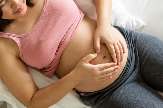 Mulher grávida feliz com bebê na barriga de grávida. cuidado pré-natal materno e gravidez da mulher.