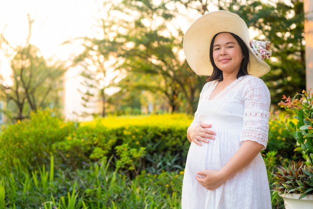 Mulher grávida feliz e bebê à espera.