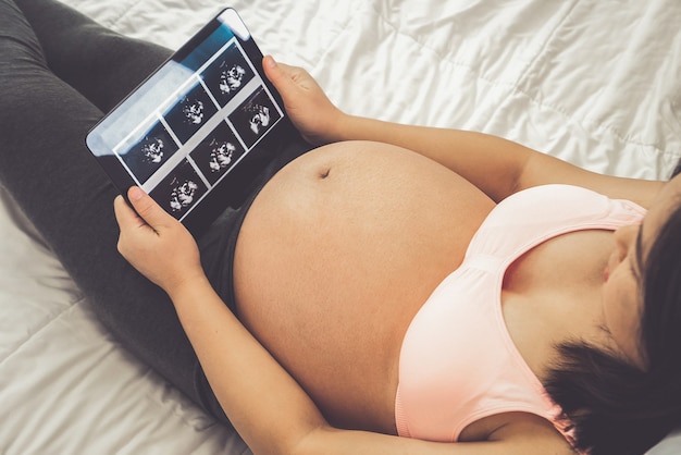 Mulher grávida feliz e bebê esperando.