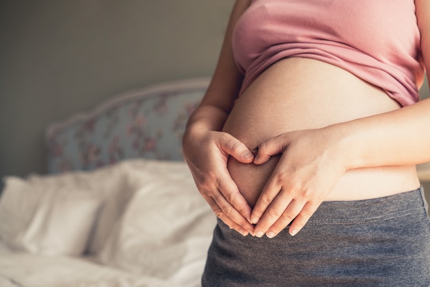 Mulher grávida feliz e bebê esperando.