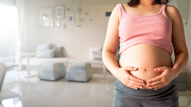 Mulher grávida feliz e bebê esperando.