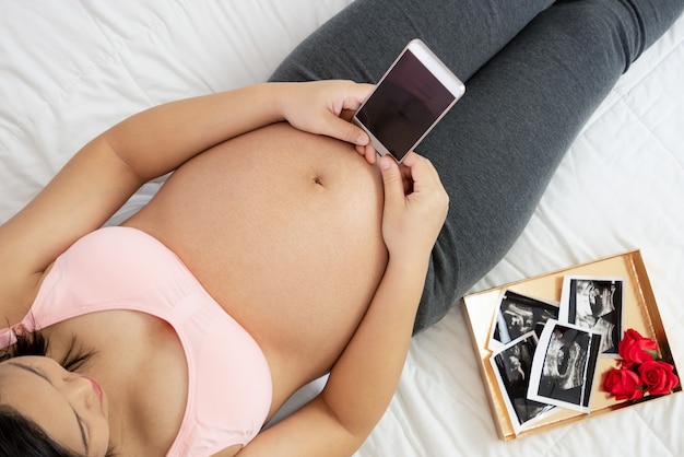 Mulher grávida feliz e bebê esperando.