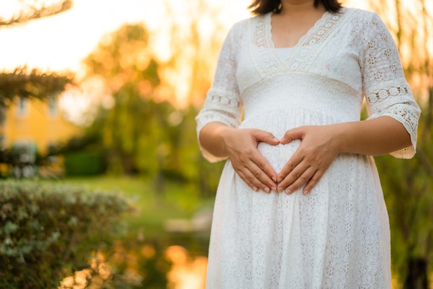 Mulher grávida feliz e bebê esperando.