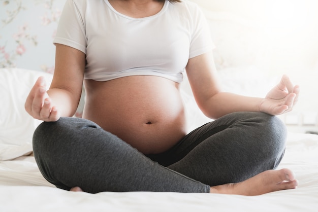 Mulher grávida feliz e esperando bebê.