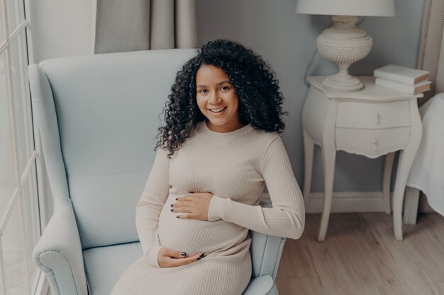 mulher grávida feliz e sorridente futura mãe aproveitando o tempo da gravidez