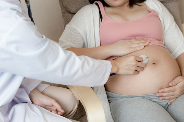 Mulher grávida feliz visita o médico ginecologista no hospital ou clínica para consultor de gravidez.