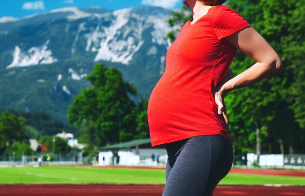 mulher grávida fitness esportiva sofrendo dor lombar Esporte estilo de vida saudável durante a gravidez