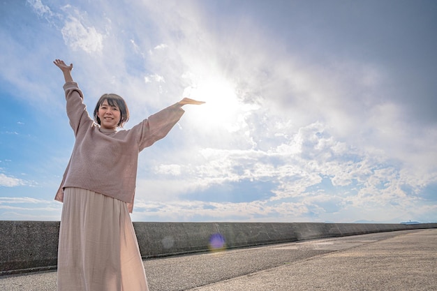 Mulher grávida japonesa e céu fantástico