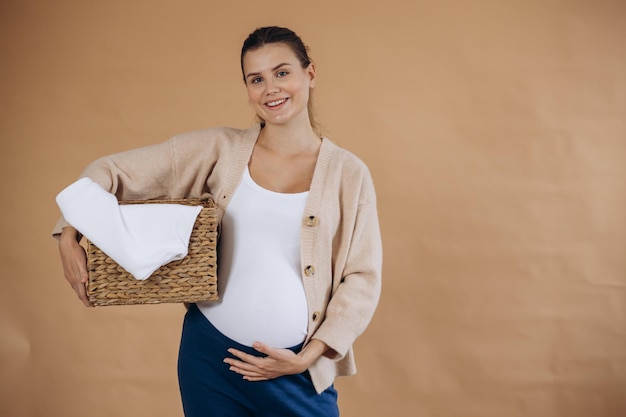 Mulher grávida lavando roupa em casa