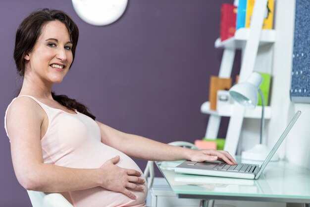 Mulher grávida, ligado, dela, laptop, casa