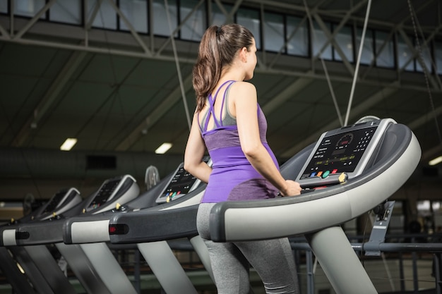 Foto mulher grávida, ligado, treadmill, em, a, ginásio