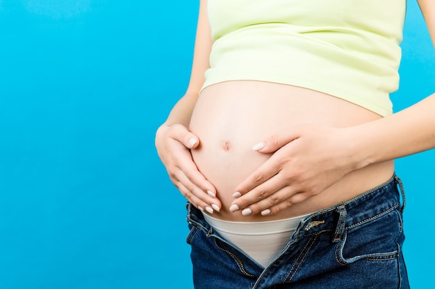 Mulher grávida mostrando a barriga nua