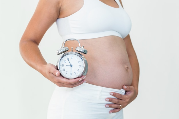 Mulher grávida mostrando relógio e colisão