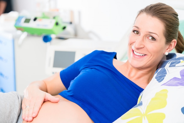 Mulher grávida na sala de parto, esperando para dar à luz