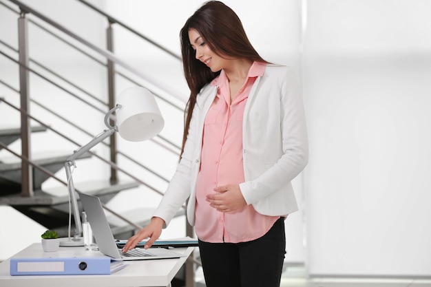 Foto mulher grávida no trabalho no escritório