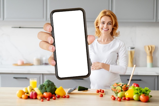 Mulher grávida oferecendo vista de smartphone