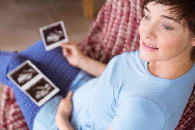 Mulher grávida olhando varreduras de ultra-som