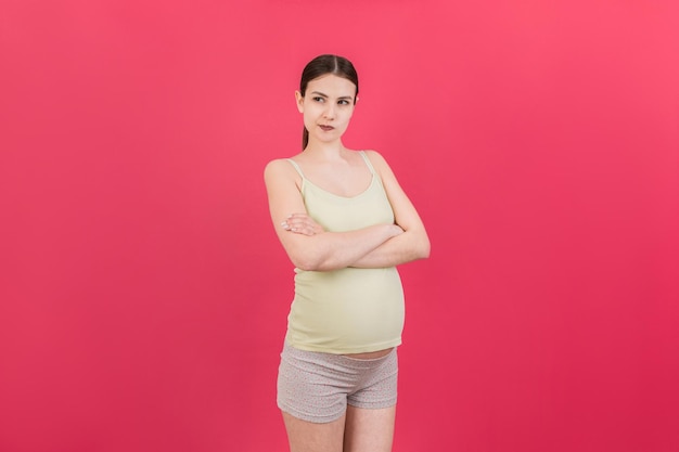 Mulher grávida pensativa escolhendo nome para bebê em fundo colorido sonho e mulher grávida feliz pensando imaginando a vida da maternidade espaço de cópia